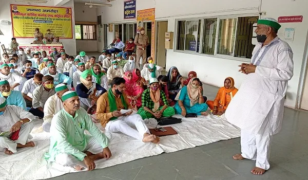 अमरोहा: कलेक्ट्रेट पर गरजे भाकियू भानु के कार्यकर्ता, डीएम को सौंपा ज्ञापन
