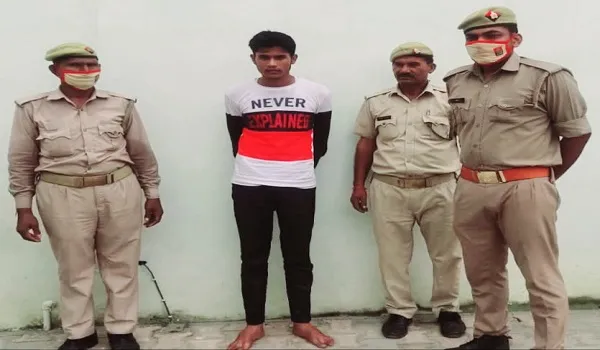 संभल: सेमला गांव में बनाया जा रहा था फर्जी आधार कार्ड, एक गिरफ्तार