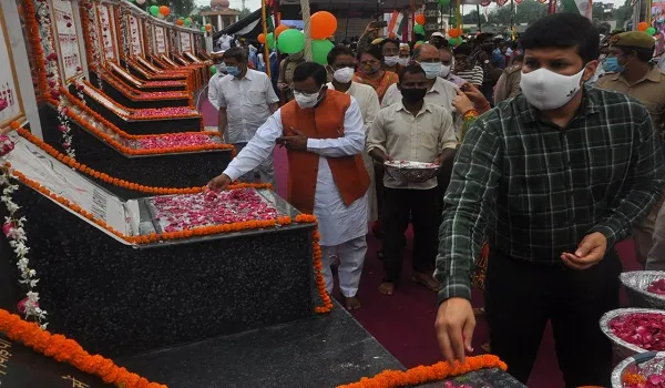 रामपुर: महात्मा गांधी की समाधि पर पुष्प अर्पित कर शहीदों को दी श्रद्धांजलि, सांस्कृतिक कार्यक्रम का किया आयोजन