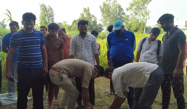 हापुड़: मॉर्निंग वॉक पर आया व्यक्ति का शव आम के पेड़ पर लटका मिला, सनसनी