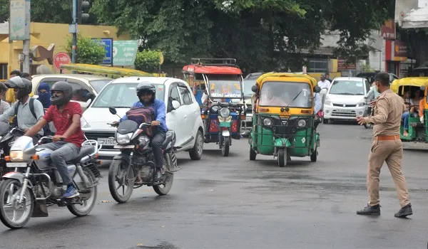 मुरादाबाद: धूप हो या बारिश, होमगार्ड निभा रहे ट्रैफिक कंट्रोल की जिम्मेदारी