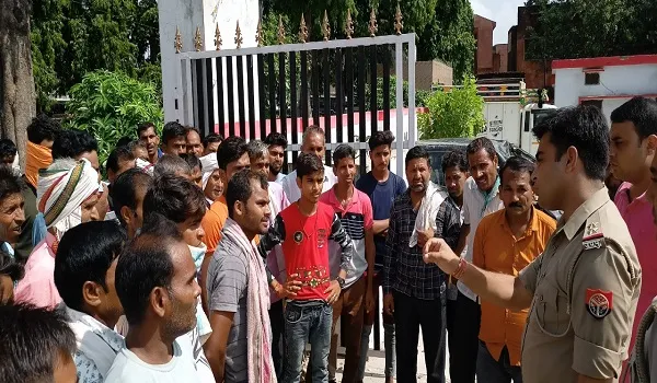 अमरोहा : संदिग्ध परिस्थितियों में युवक की मौत, परिजनों ने किया हंगामा