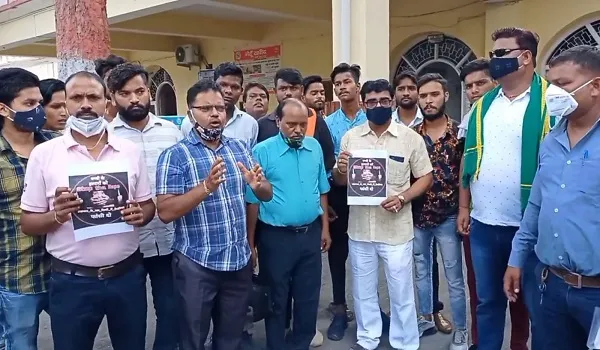 मुरादाबाद: दलित किशोरी को जलाने के विरोध में वाल्मीकि समाज का प्रदर्शन