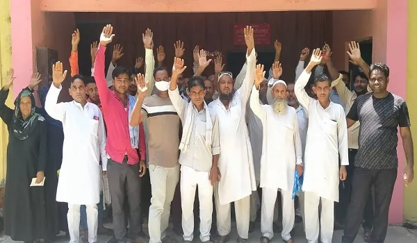 बिजनौर: ग्रामीणों ने डीलर के विरोध में किया प्रदर्शन, राशन हड़पने का आरोप