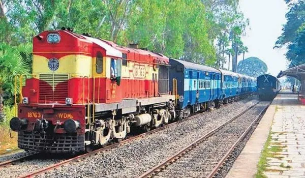 मुरादाबाद: दिल्ली से लखनऊ के बीच बढ़ेगी ट्रेनों की स्पीड, मंडल में रिकार्ड 400 किलोमीटर बदली गई पटरी