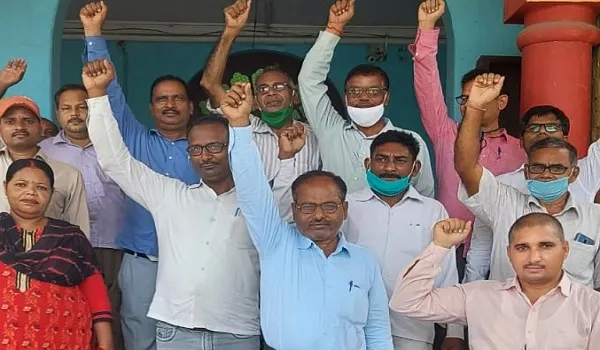 बिजनौर: समस्याओं को लेकर गरजे शिक्षक, आंदोलन की चेतावनी, सौंपा ज्ञापन
