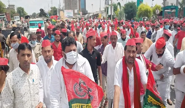 अमरोहा: बढ़ती महंगाई और भ्रष्टाचार के विरोध में सपा कार्यकर्ताओं ने जिले भर में निकाली साइकिल रैली