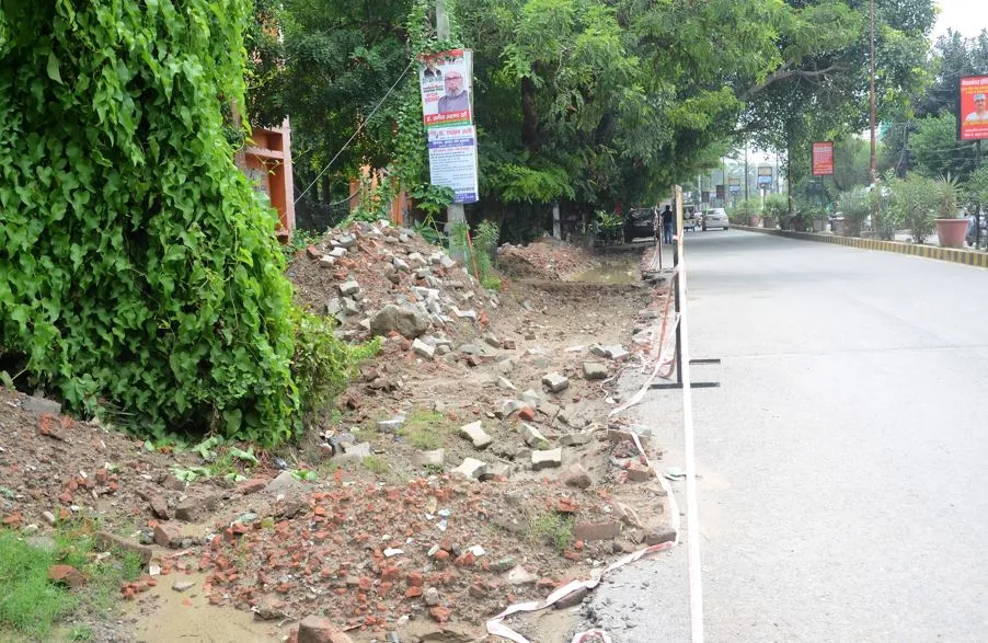 बरेली: सड़क चौड़ीकरण पर भूमिगत बिजली ने लगाया अड़ंगा