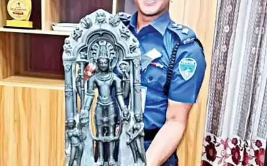 बांग्लादेश में पुलिस ने बरामद की भगवान विष्णु की मूर्ति, मानी जा रही 1,000 साल से अधिक प्राचीन