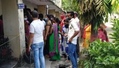 हल्द्वानी: फूलचौड़ के टीकाकरण केंद्र में पांच घंटे कतार में खड़े रहे लोग