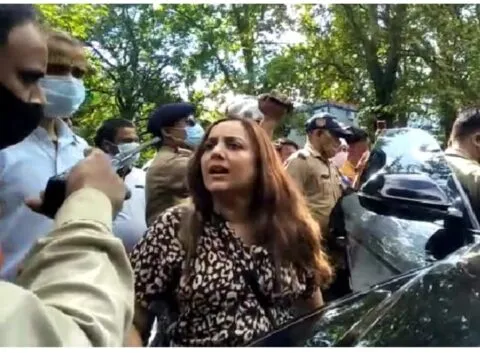 नैनीताल: चेकिंग कर रही पुलिस ने कार रोकी तो पर्यटकों ने किया हाई वोल्टेज ड्रामा