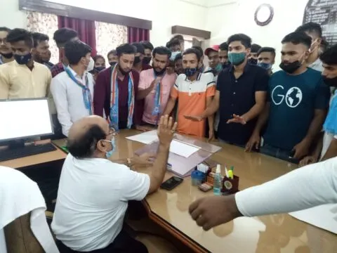 हल्द्वानी: अगली कक्षा में प्रवेश को लेकर छात्रों ने प्राचार्य को घेरा