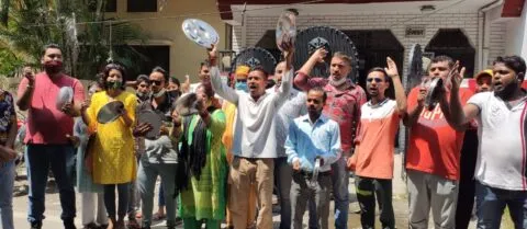 हल्द्वानी: खाद्य आपूर्ति कार्यालय के बाहर थाली व बर्तन बजाकर किया कांग्रेस कार्यकर्ता ने प्रदर्शन