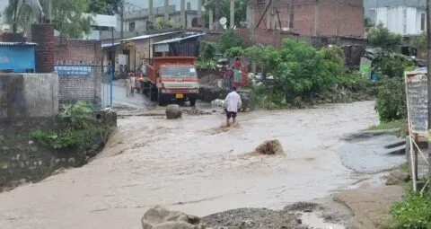 हल्द्वानी: कुमाऊं में भारी बारिश, जलभराव, भूस्खलन, कई मार्ग बंद