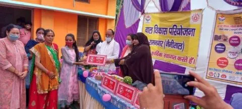 रामनगर: घर-घर जाकर बेटियों को लगाई नेमप्लेट