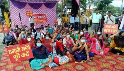 हल्द्वानी: ग्रामीणों ने कहां जब तक सड़क पुल नहीं तब तक करेंगे चुनाव का बहिष्कार