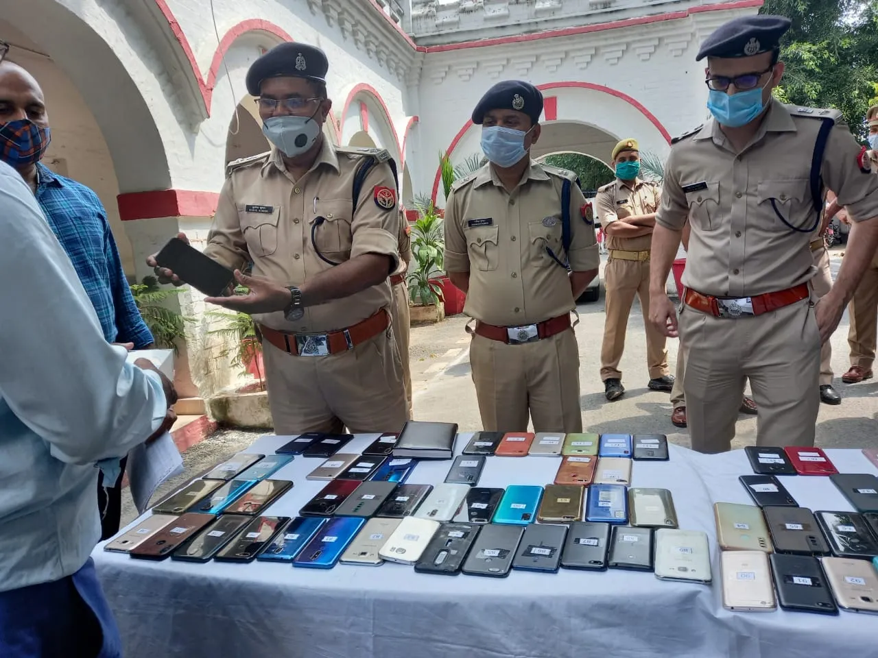 बरेली: …पुलिस ने लौटाए लोगों के खोए मोबाइल