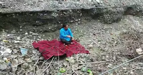 यहां चौराहे पर खोदे गए गड्ढे में धरने पर बैठ गया पार्षद
