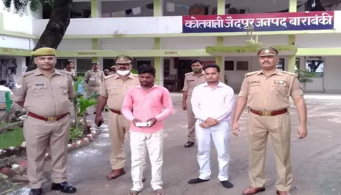 बाराबंकी: वैक्सीन लगाने वाले फर्जी डॉक्टर को पुलिस ने पकड़ा, स्वास्थ्य विभाग की टीम जांच में जुटी