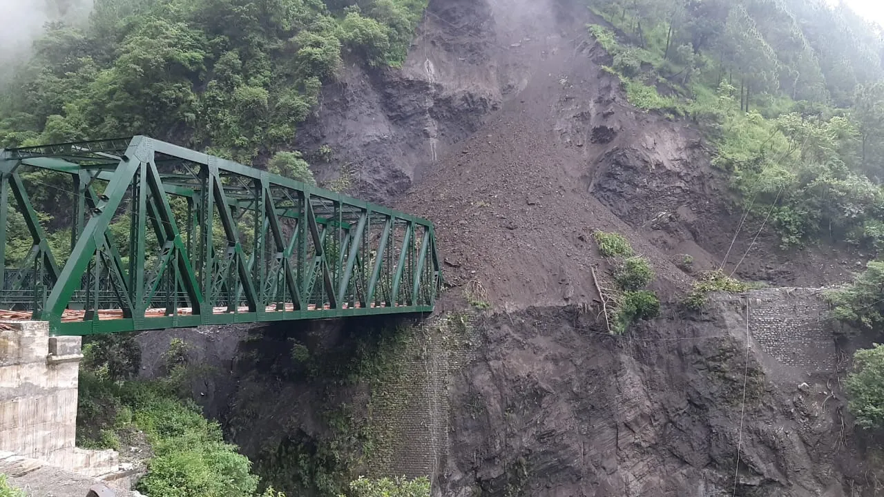 हल्द्वानी: बारिश की वजह से वीरभट्टी पुल पर आया मलबा, यातायात बंद