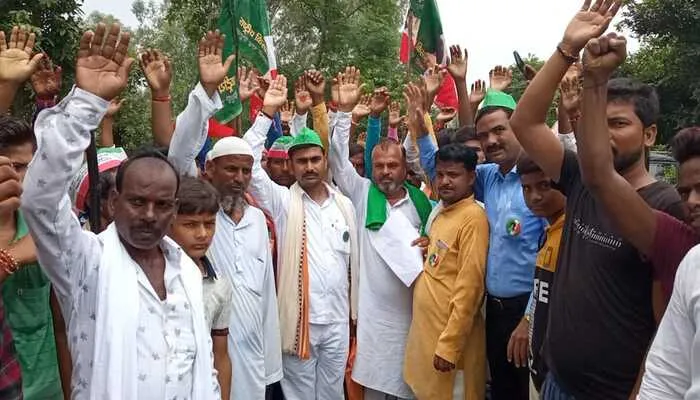 बाराबंकी: किसानों ने अपनी इन मांगों को लेकर उपजिलाधिकारी को दिया ज्ञापन