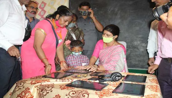 लखनऊ: आंगनबाड़ी केन्द्रों में हुई नौनिहालों को टैबलेट से पढ़ाने की शुरुआत,  स्वाती सिंह ने कही यह बड़ी बात…