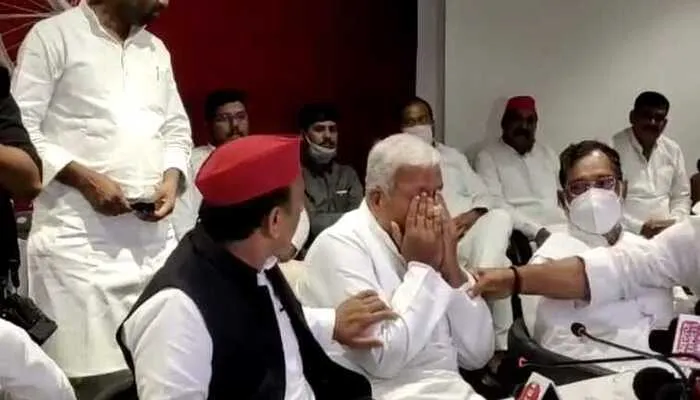 लखनऊ: अखिलेश के सामने फूट-फूट कर रोने लगे अंबिका चौधरी, जानें फिर क्या हुआ…