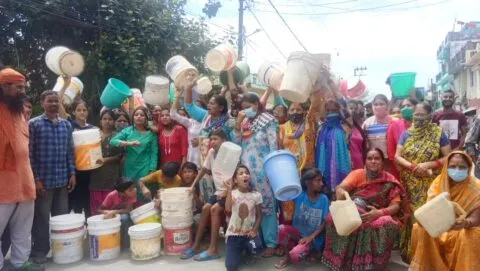 हल्द्वानी: यहां 10 दिन से नहीं आ रहा था पानी, सड़को पर उतरे लोग