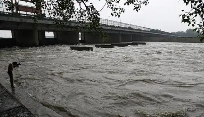 दिल्ली में यमुना का जलस्तर फिर बढ़ा, 100 से अधिक परिवारों को सुरक्षित जगह पहुंचाया गया