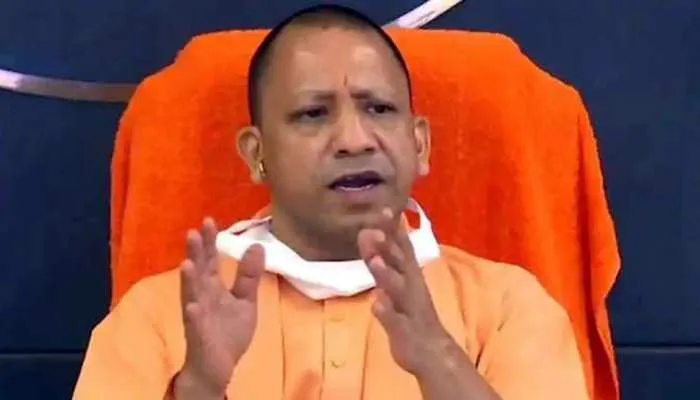 गाजीपुर: बाढ़ प्रभावित लोगों से योगी ने की मुलाकात, राहत सामग्री वितरित कर दिया मदद का आश्वासन