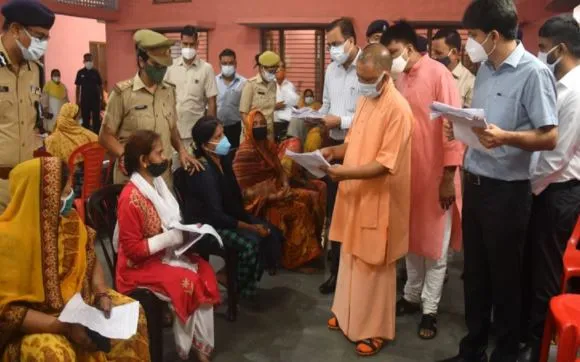 गोरखपुर: योगी ने लगाया दरबार, 350 फरियादियों की सुनीं शिकायतें, कार्रवाई के दिए निर्देश