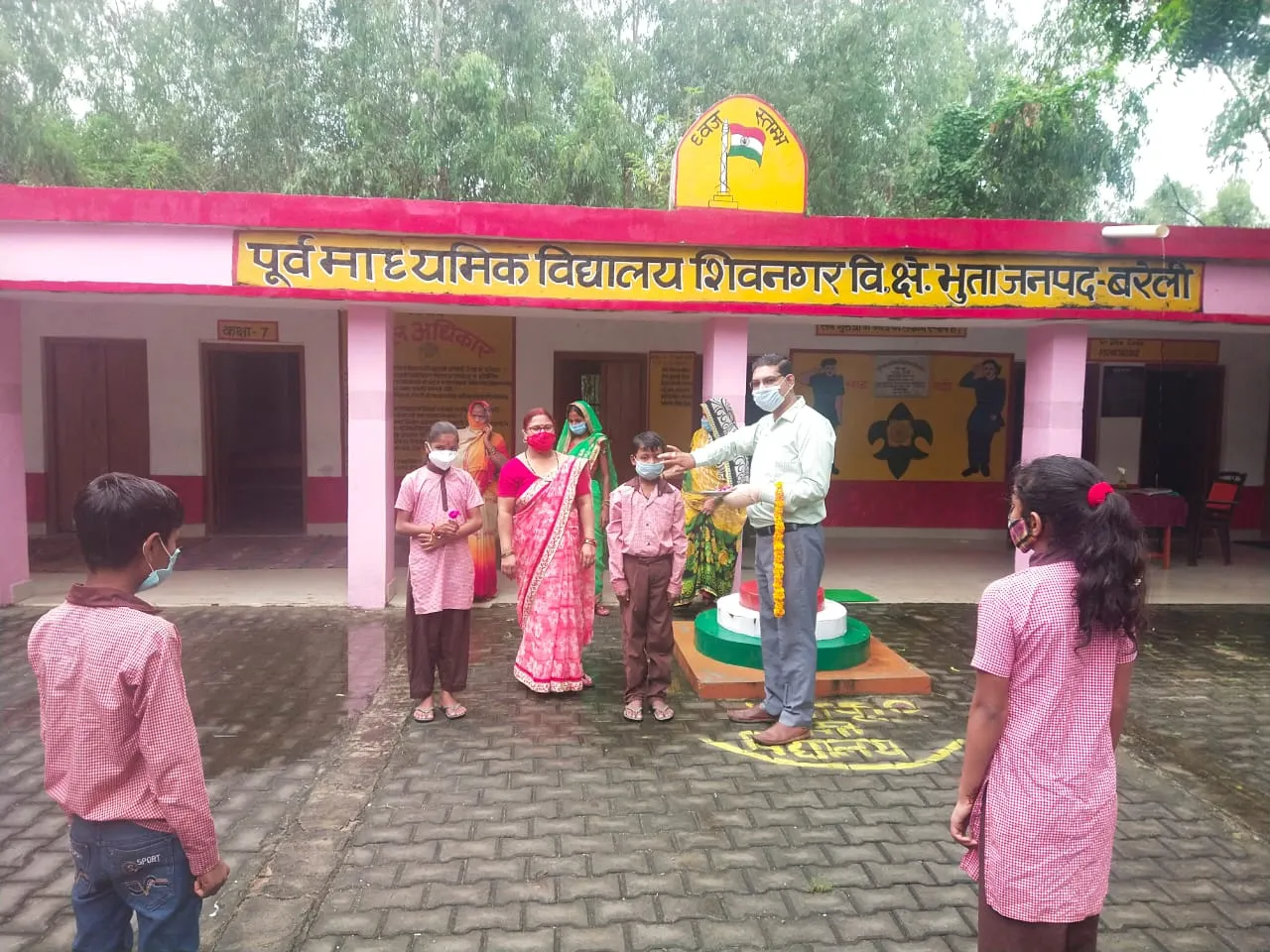 बरेली: कक्षा 6 से 8 तक के खुले स्कूल, पहले दिन स्कूलों में बच्चों का अलग-अलग तरह से किया गया स्वागत, देखिए तस्वीरें