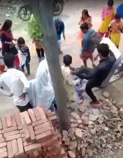 बरेली: सिरौली के केसरपुर में दो पक्षों में पथराव, दो महिलाओं को घसीट-घसीटकर मारा, नाली में जा गिरी