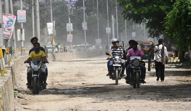 बरेली: सिटी स्टेशन के सामने डामर की जगह 900 मीटर बनेगा सीसी रोड