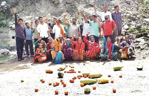 गरमपानी: छह साल से सड़क न बनने से गुस्साए लोग, राजमार्ग पर  फेंकी सब्जियां