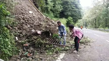 नैनीताल: बारापत्थर क्षेत्र में भूस्खलन, दो बाइक मलबे में दबीं