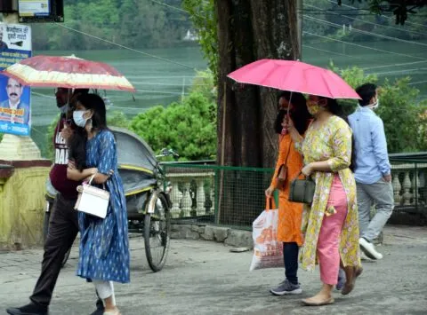 नैनीताल में रिमझिम बारिश का सैलानियों ने उठाया लुफ्त, देखें तस्वीरें