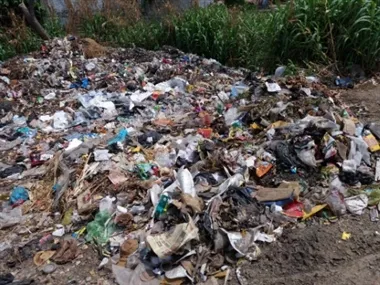गंदगी से चढ़ा लोगों का पारा, नारेबाजी कर जताया रोष