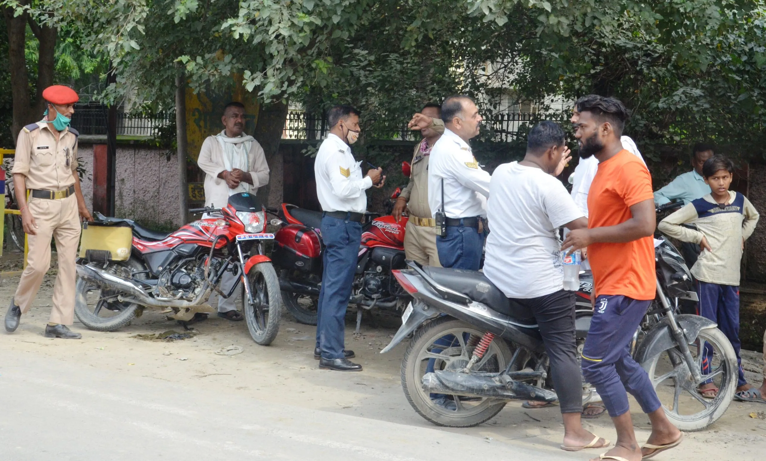बरेली:  ट्रैफिक नियमों का जुर्माना इतना कि पैदल चलने को मजबूर हो रहे लोग