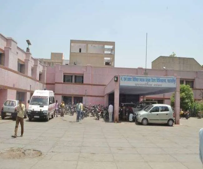 शाहजहांपुर में बुखार का कहर: बेड को लेकर मची अफरातफरी तो खोले महिला अस्पताल के ताले