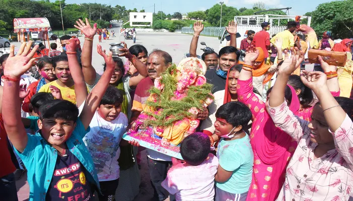लखनऊ: कोरोना से मुक्ति की कामना व सादगी के साथ गणपति बप्पा को दी गई विदाई