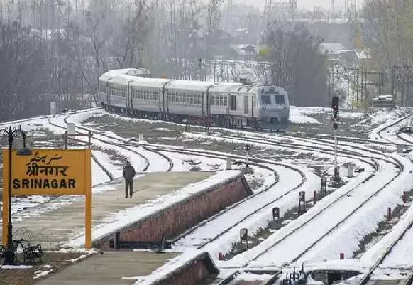 कश्मीर: बारामूला-बनिहाल रेलमार्ग पर पांच दिन बाद ट्रेन सेवा बहाल