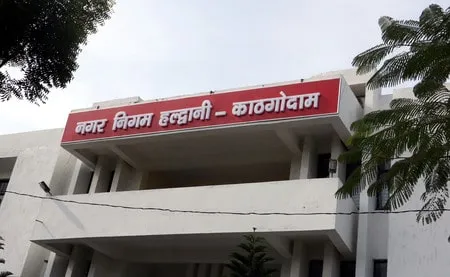 हल्द्वानी: चालक नियुक्ति के इंतजार में धूल फांक रहे 37 कूड़ा वाहन