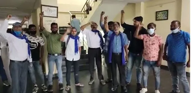 हल्द्वानी: सामुदायिक केंद्र पर हो गया कब्जा, भीम आर्मी के कार्यकर्ताओं का नगर निगम में प्रदर्शन