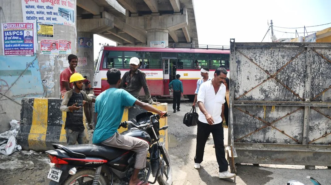 बरेली: रूट डायवर्जन के बीच खतरों से निकलते रहे वाहन सवार