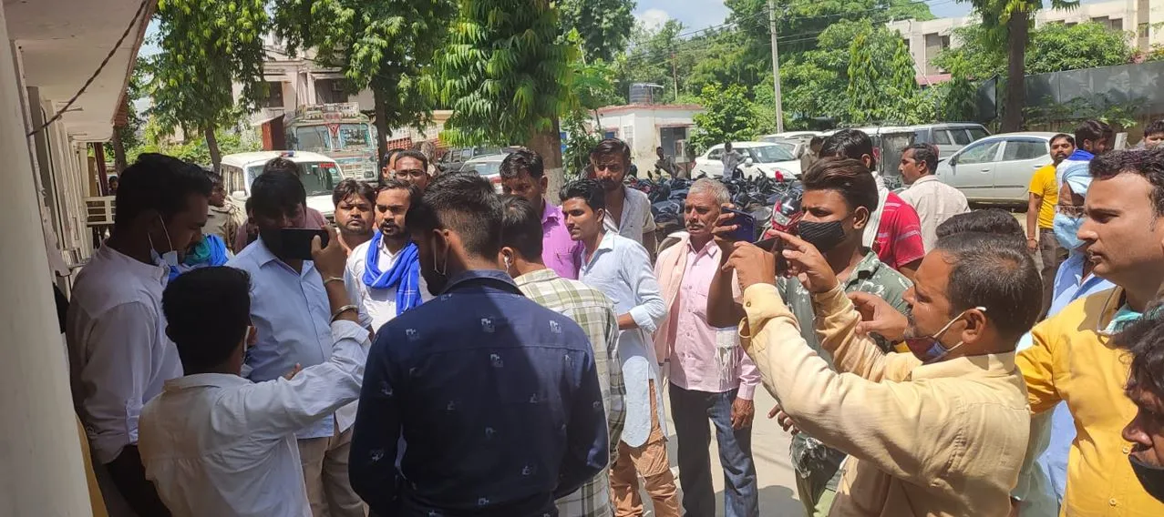बरेली: छात्रा बोली-प्रयास नहीं मेरे साथ हुआ दुष्कर्म, कई संगठनों का थाने में हंगामा