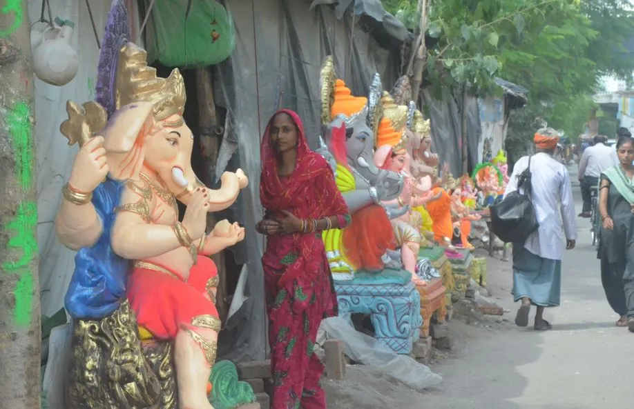 बरेली: कर्ज लेकर बनाईं मूर्तियां, अब सता रही देनदारी की चिंता