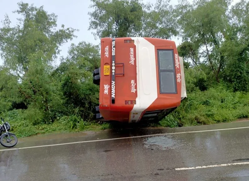 बरेली: हाईवे पर पलटी रोडवेज बस, सवारियां घायल