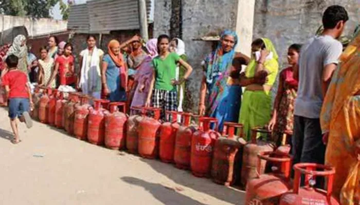 लखनऊ: फिर बढ़े रसोई गैस के दाम, जानें कितने में मिलेगा एलपीजी सिलेंडर…