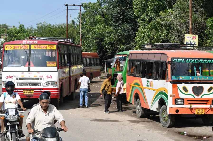 बरेली: बस अड्डे से पहले सवारी उतारने पर हो रहा हंगामा